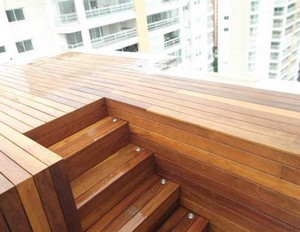 Deck de madeira com pergolado