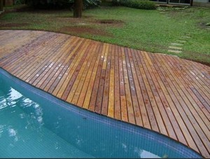 Deck de madeira para jacuzzi