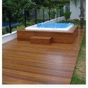 Deck de madeira para jacuzzi