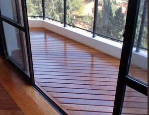 Deck de madeira com pergolado