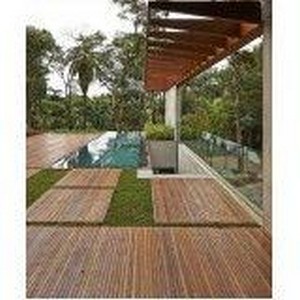 Deck de madeira para jacuzzi