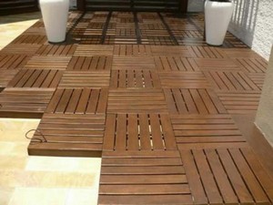 Deck de madeira com escada