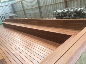 Deck de madeira com pergolado