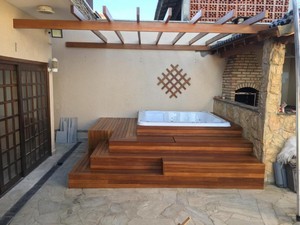 Deck de madeira com pergolado